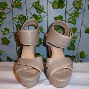 Gianni Bini | taupe leather platform wedges | 8.5